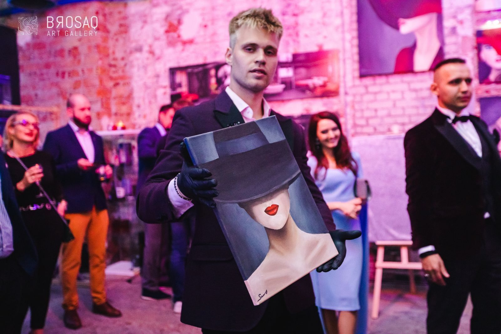 Brosaq Gallery Night, goście przy obrazach